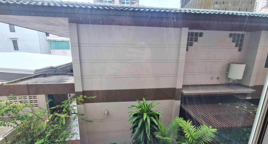 Reihenhaus zur Miete mit 3 Zimmer in Khlong Toei, Bangkok