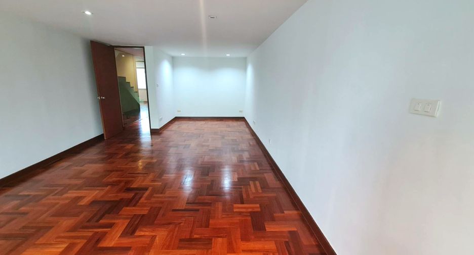 Reihenhaus zur Miete mit 3 Zimmer in Khlong Toei, Bangkok