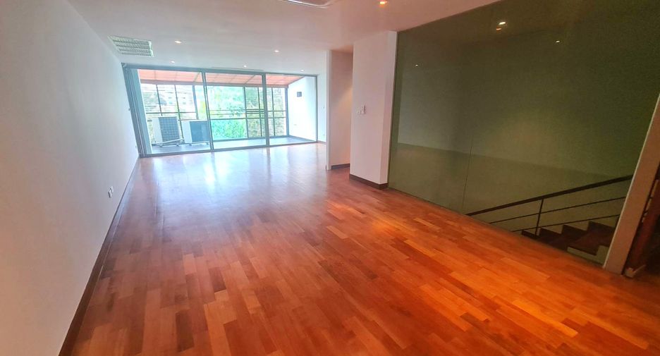 Reihenhaus zur Miete mit 3 Zimmer in Khlong Toei, Bangkok