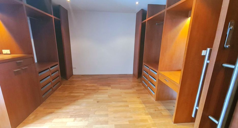 Reihenhaus zur Miete mit 3 Zimmer in Khlong Toei, Bangkok