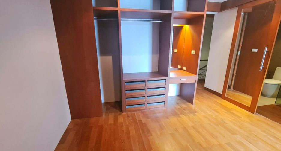 Reihenhaus zur Miete mit 3 Zimmer in Khlong Toei, Bangkok