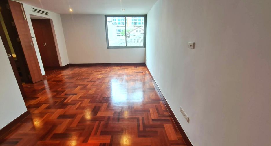 Reihenhaus zur Miete mit 3 Zimmer in Khlong Toei, Bangkok