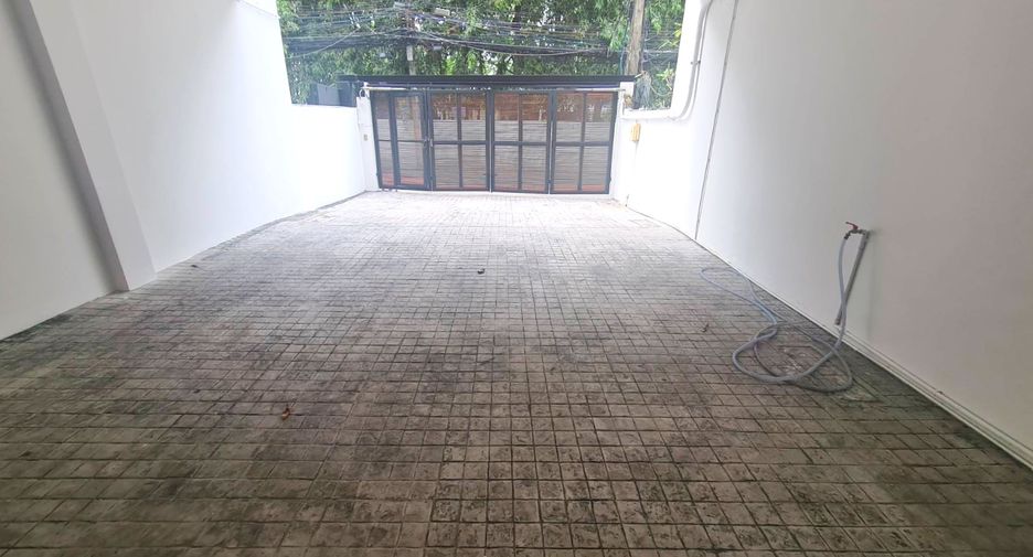 Reihenhaus zur Miete mit 3 Zimmer in Khlong Toei, Bangkok