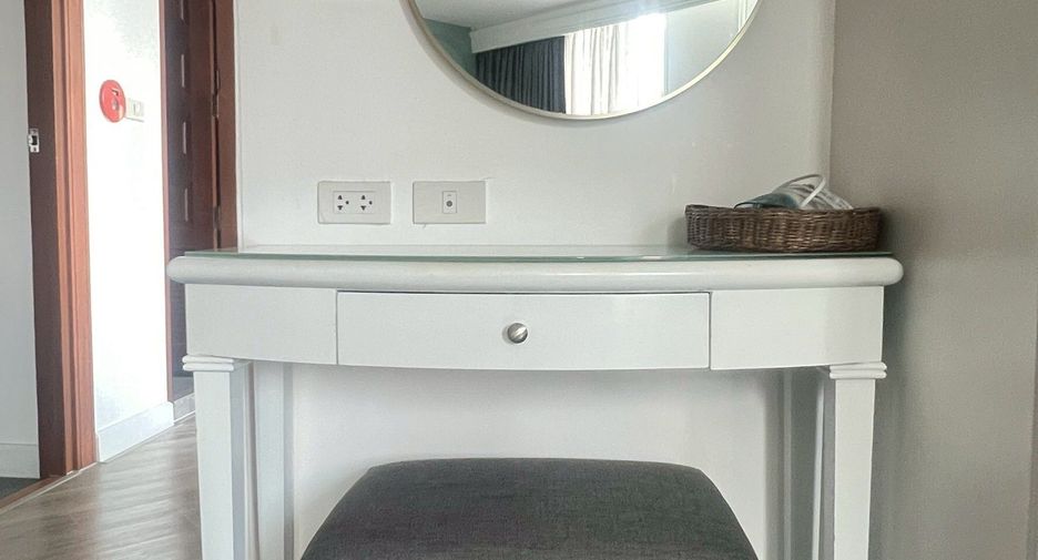 For rent 2 bedrooms apartment in Watthana, Bangkok