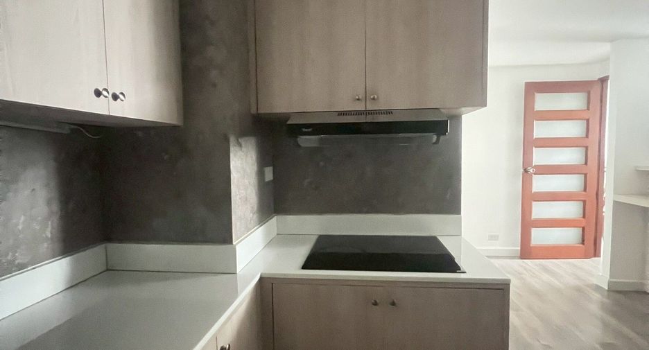 For rent 2 bedrooms apartment in Watthana, Bangkok