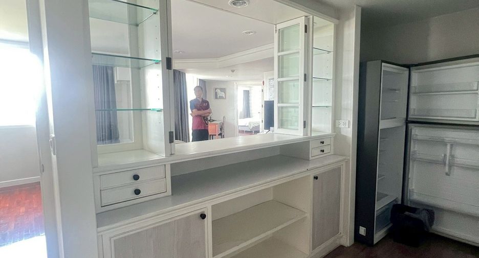 For rent 2 bedrooms apartment in Watthana, Bangkok