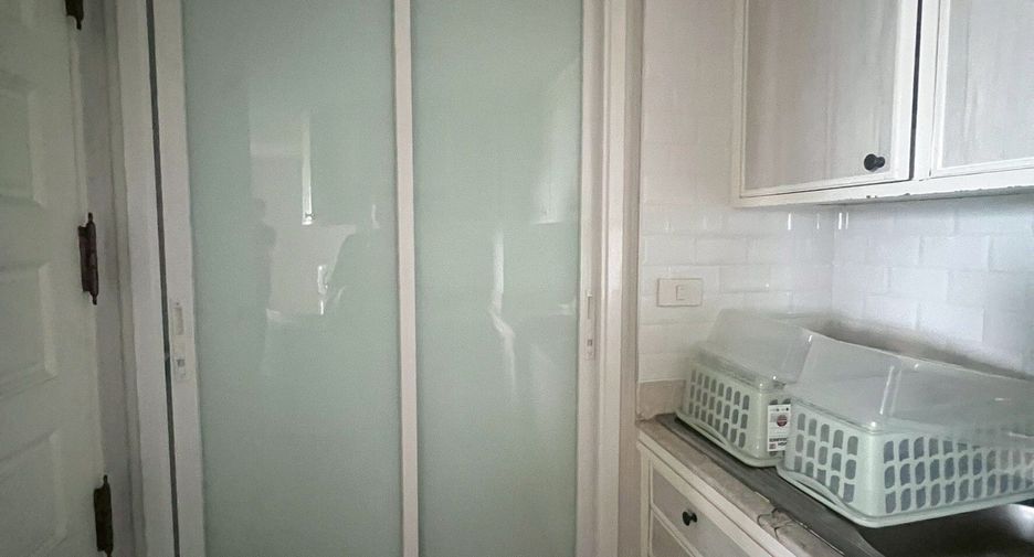 For rent 2 bedrooms apartment in Watthana, Bangkok