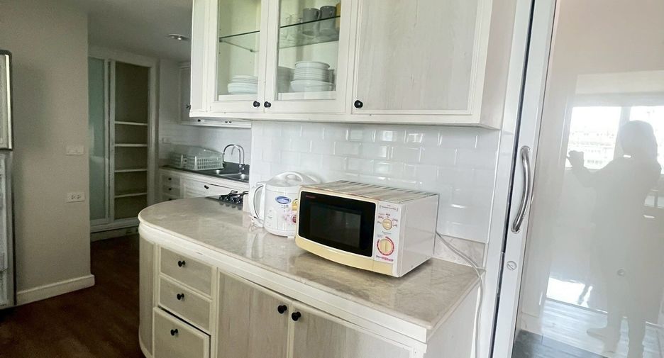 For rent 2 bedrooms apartment in Watthana, Bangkok