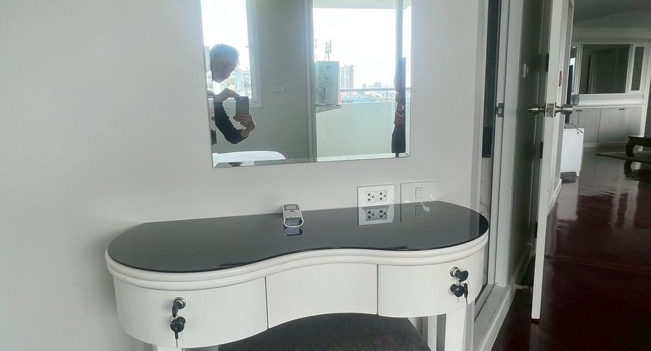 For rent 2 bedrooms apartment in Watthana, Bangkok