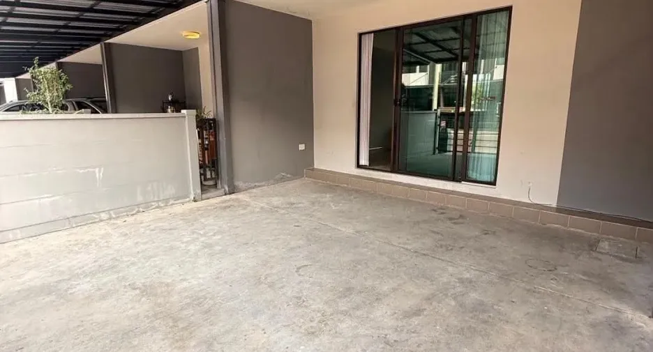 Casa adosada en alquiler de 3 habitaciones en Khlong Luang, Pathum Thani