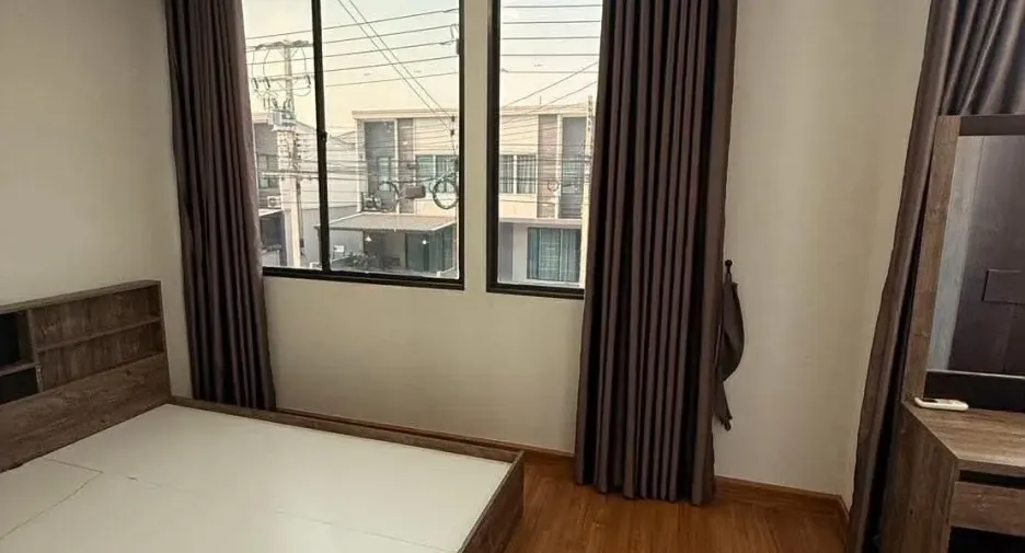 Casa adosada en alquiler de 3 habitaciones en Khlong Luang, Pathum Thani