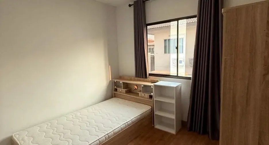 Casa adosada en alquiler de 3 habitaciones en Khlong Luang, Pathum Thani