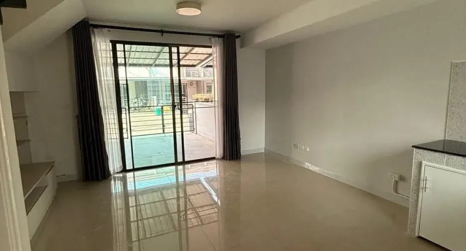 Casa adosada en alquiler de 3 habitaciones en Khlong Luang, Pathum Thani