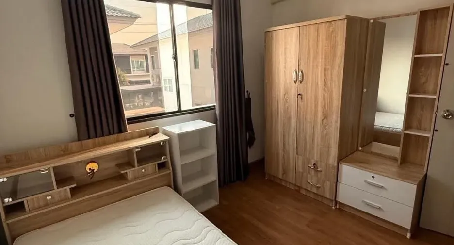 Casa adosada en alquiler de 3 habitaciones en Khlong Luang, Pathum Thani