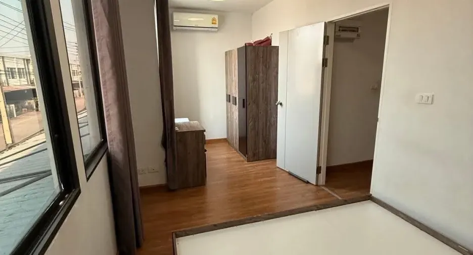Casa adosada en alquiler de 3 habitaciones en Khlong Luang, Pathum Thani