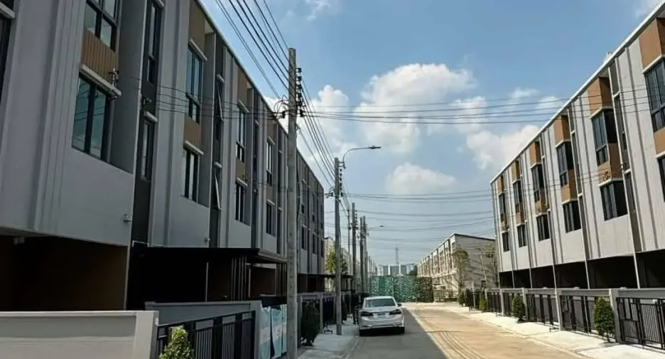 For rent 3 bedrooms townhouse in Don Mueang, Bangkok