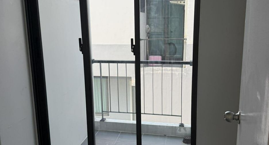 For rent 3 bedrooms townhouse in Suan Luang, Bangkok