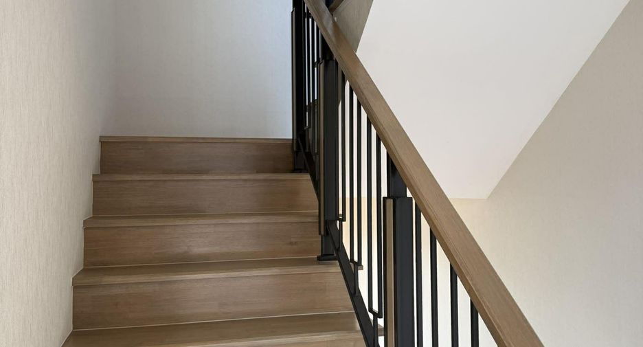For rent 3 bedrooms townhouse in Suan Luang, Bangkok