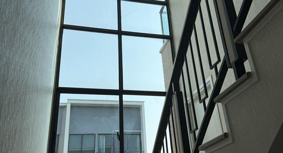 For rent 3 bedrooms townhouse in Suan Luang, Bangkok