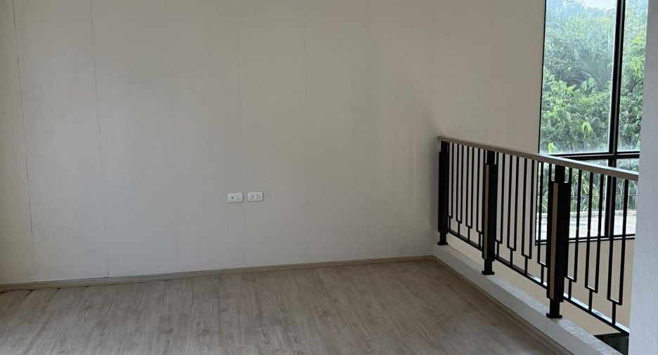 For rent 3 bedrooms townhouse in Suan Luang, Bangkok