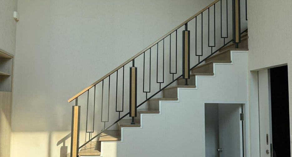 For rent 3 bedrooms townhouse in Suan Luang, Bangkok