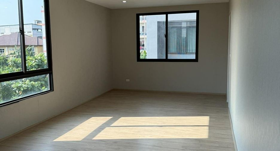 For rent 3 bedrooms townhouse in Suan Luang, Bangkok
