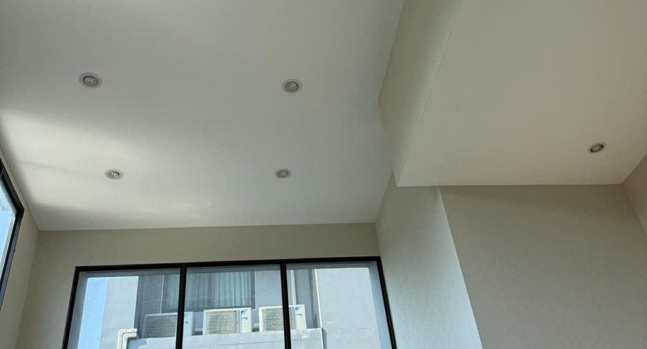 For rent 3 bedrooms townhouse in Suan Luang, Bangkok