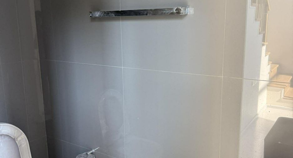 For rent 3 bedrooms townhouse in Suan Luang, Bangkok