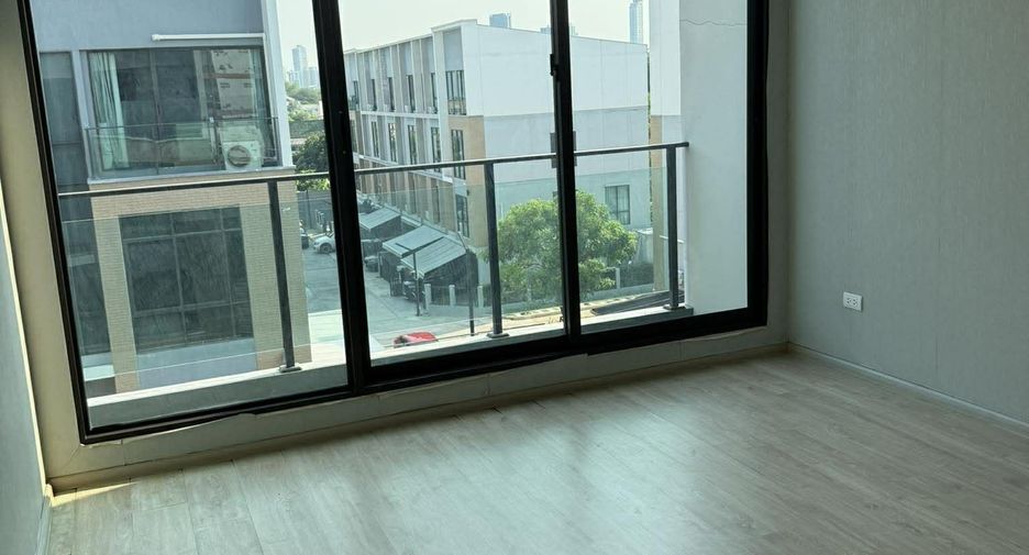 For rent 3 bedrooms townhouse in Suan Luang, Bangkok