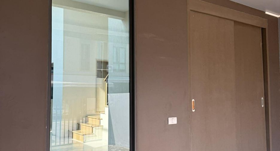 For rent 3 bedrooms townhouse in Suan Luang, Bangkok