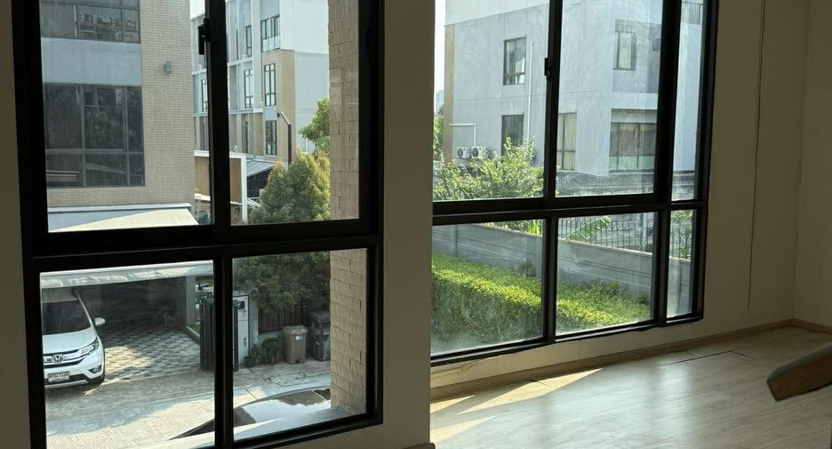 For rent 3 bedrooms townhouse in Suan Luang, Bangkok