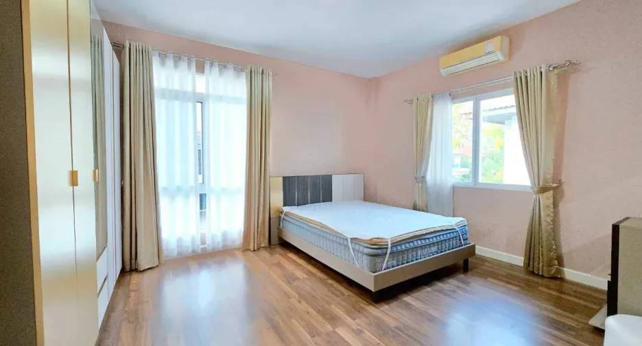 For rent 4 bedrooms house in Mueang Chiang Mai, Chiang Mai