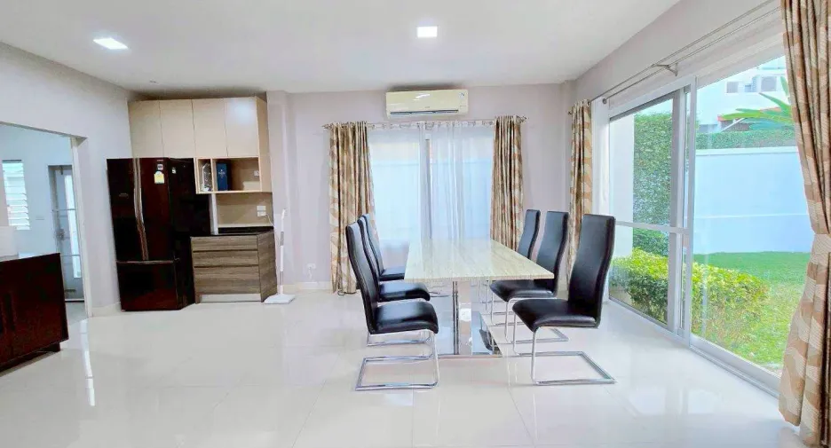 For rent 4 bedrooms house in Mueang Chiang Mai, Chiang Mai