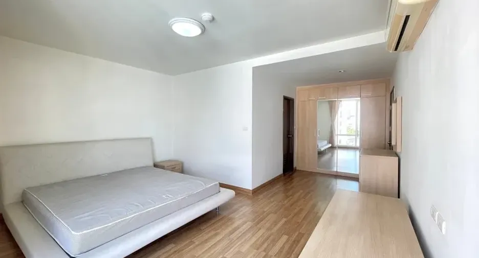 For rent 3 bedrooms condo in Khlong Toei, Bangkok