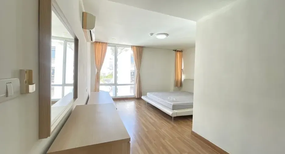 For rent 3 bedrooms condo in Khlong Toei, Bangkok