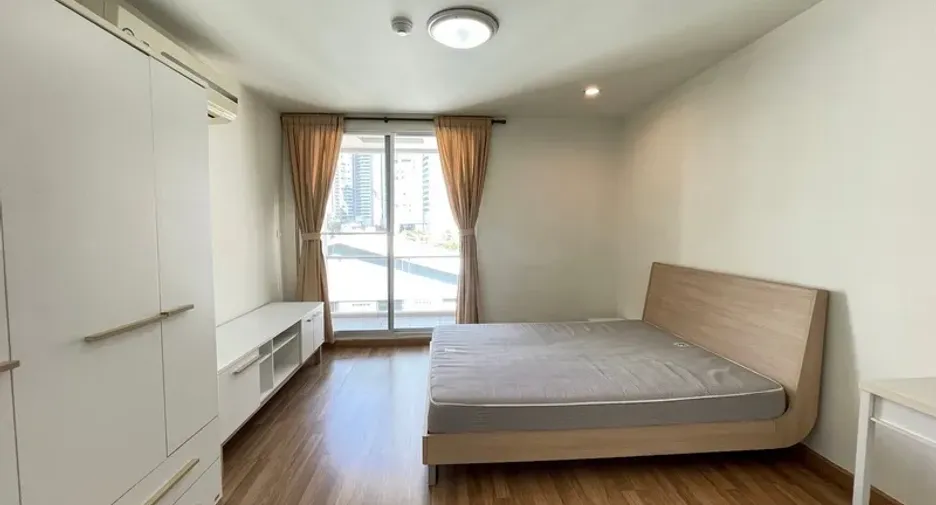 For rent 3 bedrooms condo in Khlong Toei, Bangkok