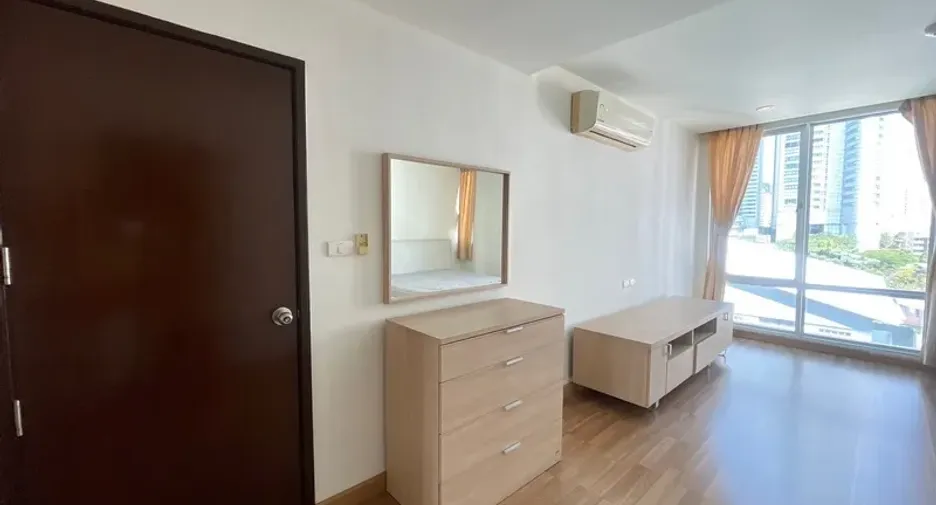 For rent 3 bedrooms condo in Khlong Toei, Bangkok
