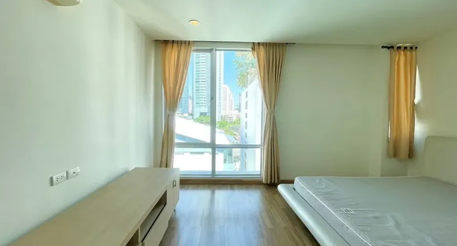 For rent 3 bedrooms condo in Khlong Toei, Bangkok