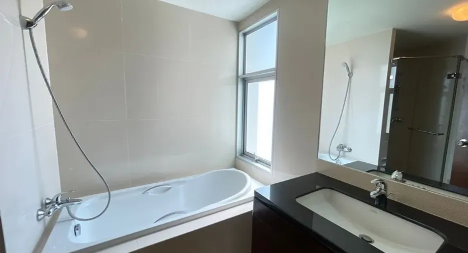 For rent 3 bedrooms condo in Khlong Toei, Bangkok