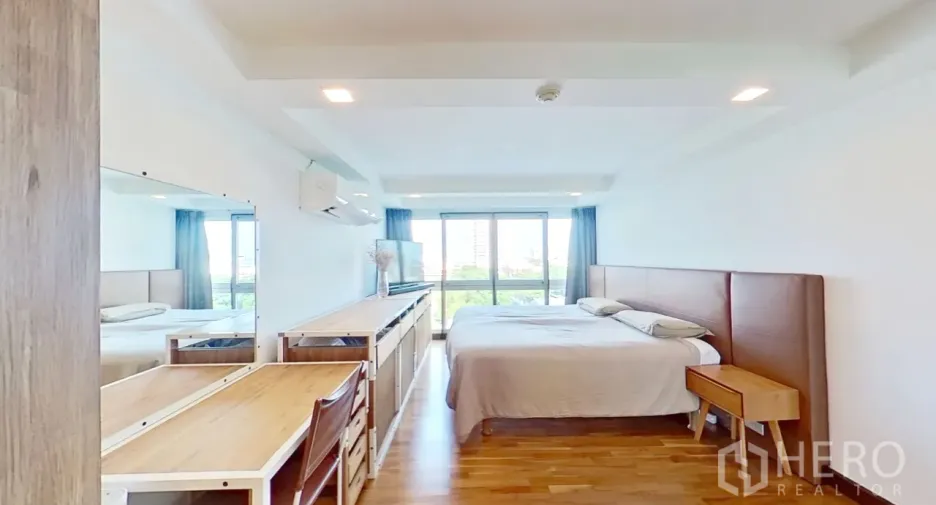 For rent 2 bedrooms condo in Watthana, Bangkok