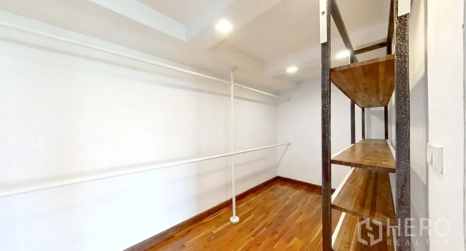 For rent 2 bedrooms condo in Watthana, Bangkok