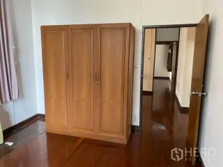 For rent 3 bedrooms house in Watthana, Bangkok