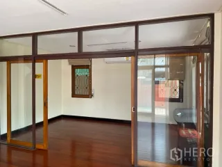 For rent 3 bedrooms house in Watthana, Bangkok