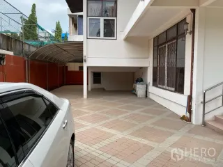 For rent 3 bedrooms house in Watthana, Bangkok