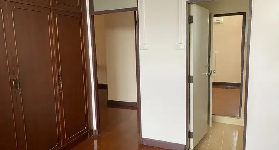 For rent 3 bedrooms house in Watthana, Bangkok