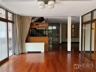 For rent 3 bedrooms house in Watthana, Bangkok