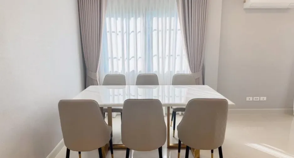 Casa en alquiler y en venta de 4 habitaciones en Bang Phli, Samut Prakan