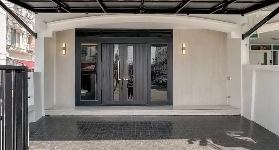 For sale 4 bedrooms townhouse in Wang Thonglang, Bangkok