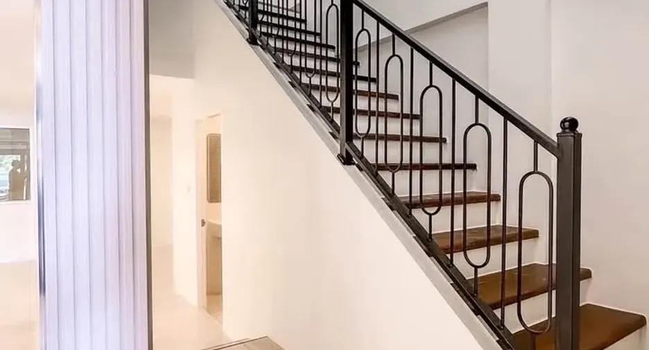 For sale 4 bedrooms townhouse in Wang Thonglang, Bangkok