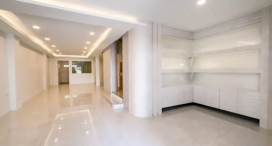 For sale 4 bedrooms townhouse in Wang Thonglang, Bangkok